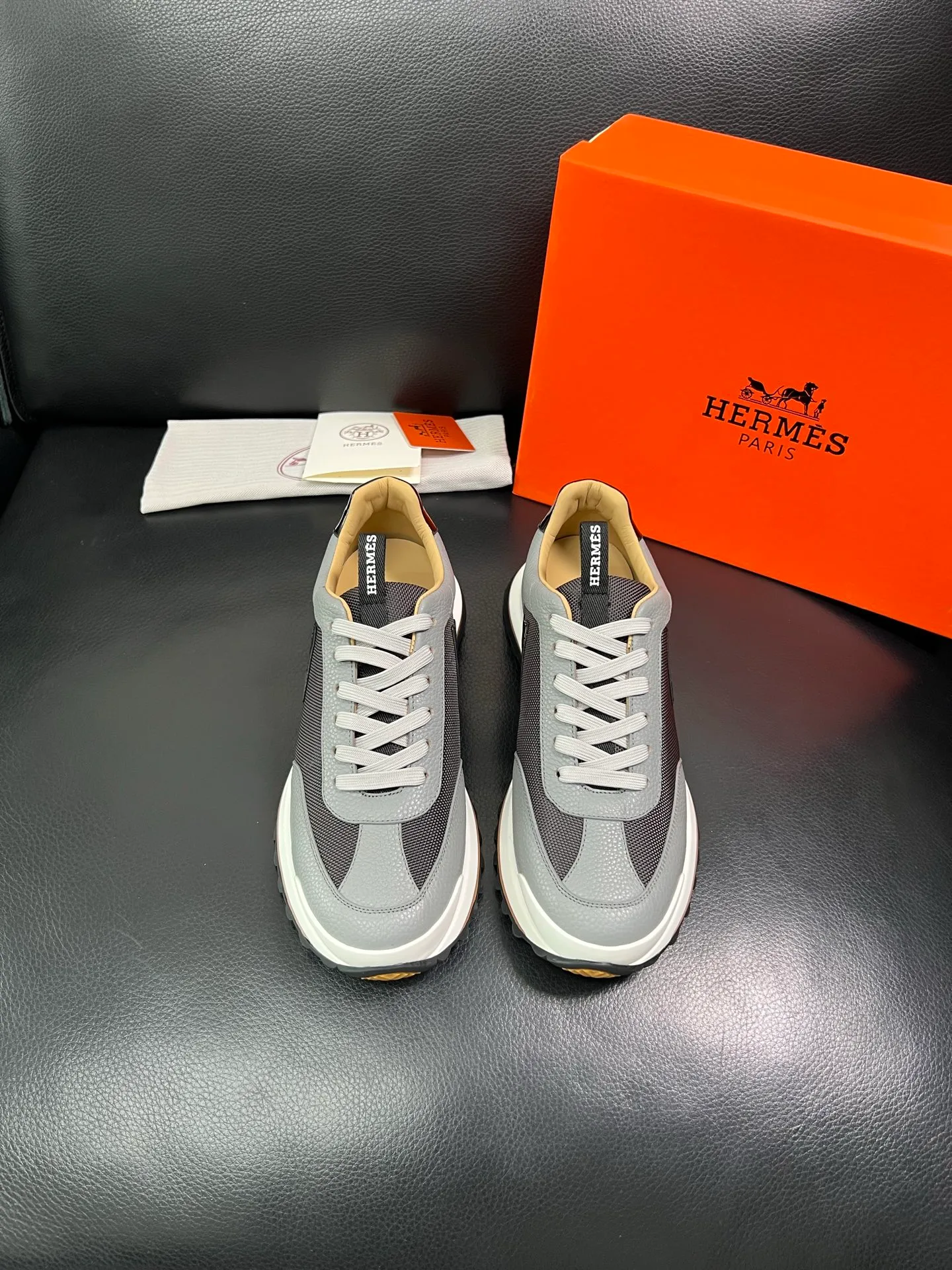 Men's shoes 💰800 Hermes top purchasing Hermes counters are on sale at the same time with original factory configuration, original cowhide imported from Italy and mesh fabric, high-quality splicing technology, fully imported water-dyed cowhide lining, soles: original soles specially provided by the original factory are super comfortable, the original factory follows the order and high quality, you can enter and exit the counter at will, you are welcome to compare and synchronize with the counter, code number 39-44 (customized 38 45) 85863